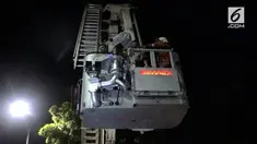 Selama lima jam, Petugas Damkar akhirnya berhasil mengevakuasi pria tanpa identitas  yang berada di bawah Fly Over Kasablanka