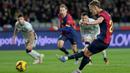 Pemain Barcelona, Daniel Olmo mencetak gol ke gawang Osasuna melalui tendangan penalti dalam laga lanjutan Liga Spanyol 2024/2025 di Estadi Olimpic Lluis Companys, Barcelona, Spanyol, Jumat (27/03/2025) waktu setempat. (AFP/Lluis Gene)
