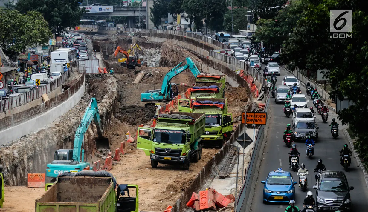 Kendaraan melintas di dekat proyek Underpass Mampang, Jakarta, Kamis (14/9). Pembangunan underpass ini diharapkan bisa mengurangi kemacetan terutama pada simpang Kuningan dan simpang Mampang Prapatan. (Liputan6.com/Faizal Fanani)