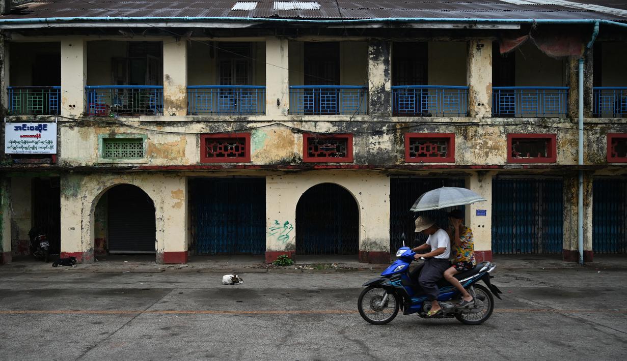 Topan diperkirakan akan melanda pada hari Minggu di sepanjang perbatasan Bangladesh-Myanmar dengan kecepatan angin hingga 145 kilometer per jam. (AFP/Sai Aung Main)