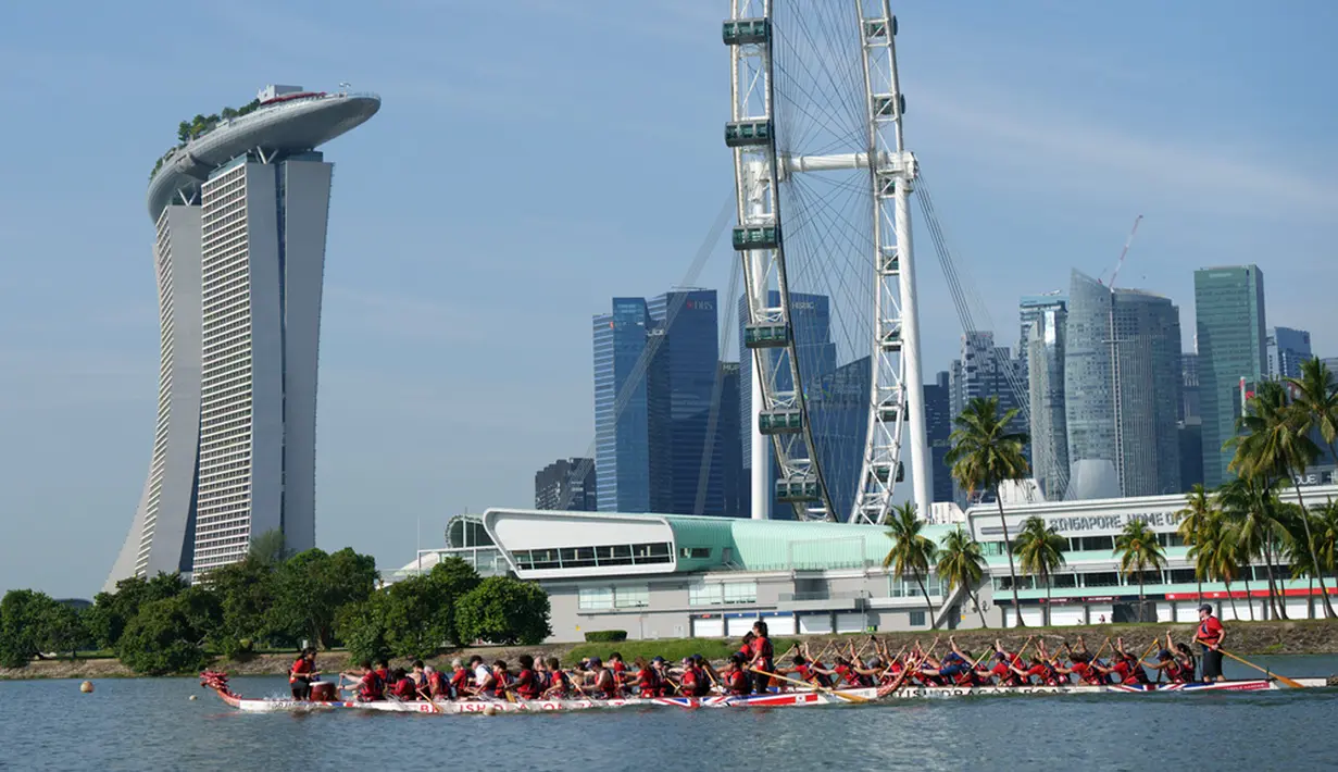 Pangeran William bergabung dengan anggota British Dragons, klub perahu naga lokal saat mereka menggelar latihan di Cekungn Kallang, Singapura pada Senin, 6 November 2023. (AP Photo/Vincent Thian)
