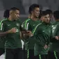 Para pemain Timnas Indonesia melakukan pemanasan saat latihan di SUGBK, Jakarta, Senin (12/11). Latihan ini persiapan jelang laga Piala AFF 2018 melawan Timor Leste. (Bola.com/Vitalis Yogi Trisna)