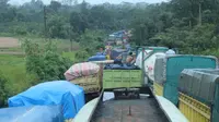 Kemacetan yang terjaid di jalan nasional Sarolangun-Batanghari akibat membuldaknya truk angkutan batubara, Rabu (1/3/2023). Kemacetan mencapai puluhan kilometer itu terjadi selama lebih dari 24 jam lamanya. (Liputan6.com/Gresi Plasmanto)