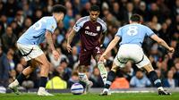 Penyerang Aston Villa asal Inggris #09, Marcus Rashford (tengah), berebut bola dengan gelandang Manchester City asal Inggris #75, Nico O'Reilly (kiri), dan gelandang Manchester City asal Kroasia #08, Mateo Kovacic (kanan), selama pertandingan Liga Primer Inggris antara Manchester City dan Aston Villa di Stadion Etihad di Manchester, Inggris barat laut,&nbsp;Rabu dini hari WIB (23-4-2025). (Oli SCARFF/AFP)