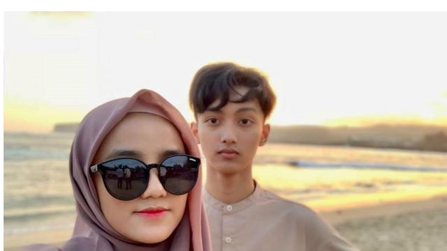 6 Momen Kebersamaan Wirda Mansur Dan Gus Azmi Dikabarkan Dekat Hot Liputan6 Com