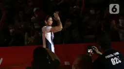 Pebulu tangkis ganda putri, Greysia Polii memasuki area lapangan sesaat sebelum mengumumkan pengunduran dirinya secara resmi sebagai atlet professional di Istora Senayan Jakarta, Minggu (12/6/2022). Bersama Apriyani Rahayu, Greysia Polii mencetak sejarah dengan meraih emas di Olimpiade Tokyo 2020. (Liputan6.com/Helmi Fithriansyah)
