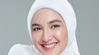 Tak banyak aksen lebay, Cut Syifa tampil dengan hijab dan kemeja polos berwarna putih. Penampilannya di dukung dengan polesan make up yang membuat wajahnya terlihat flawless. (Instagram/@cutsyifaa)