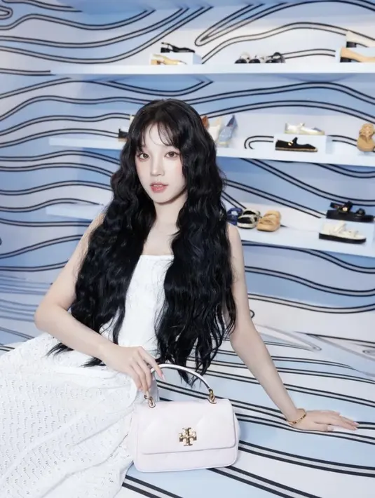 Dress-nya dipadukan dengan Capri Low Heel Sandal. [@yuqisong.923].