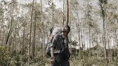 Selain sebagai musisi, penatun lagu "Celengan Rindu" ini memang selalu menyempatkan waktunya untuk berpetualang. Bersama kekasih, ataupun sahabatnya Fiersa menaklukkan sejumlah gunung di Tanah Air.(Liputan6.com/IG/@fiersabesari)
