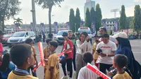 Wakil ketua umum PSSI, Ratu Tisha diserbu para suporter Timnas Indonesia jelang laga melawan Timnas Australia di Stadion Utama Gelora Bung Karno, Jakarta, Selasa (10/9/2024). (Bola.com/Hery Kurniawan)
