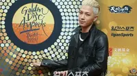 Taeyang yang merupakan personel Big Bang berhasil membuktikan diri sebagai penyanyi ternama dengan meraih penghargaan Golden Disc Awards.