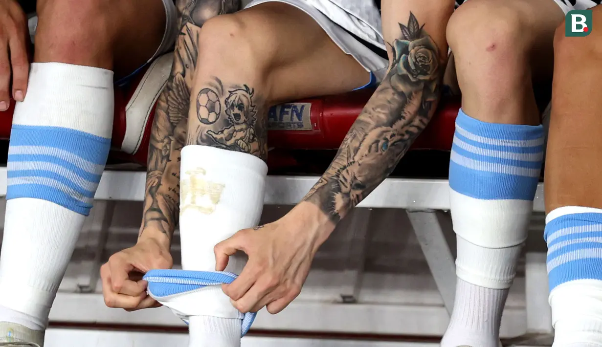Sejumlah tato milik pemain Argentina, Alejandro Garnacho saat laga FIFA Matchday melawan Timnas Indonesia di Stadion Utama Gelora Bung Karno (SUGBK), Senayan, Jakarta, Senin (19/06/2023). (Bola.com/Bagaskara Lazuardi)