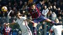 Pemain Crotone, Federico Ceccherini (kanan) menghalau bola dari kejaran pemain AS Roma, Edin Dzeko pada lanjutan Serie A di Ezio Scida stadium, Crotone, Italy (12/2/2017).  AS Roma menang 2-0. (Albano Angilletta/ANSA via AP)