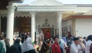 Santri hingga Pejabat Iringi KH Fudholi ke Tempat Peristirahatan Terakhir
