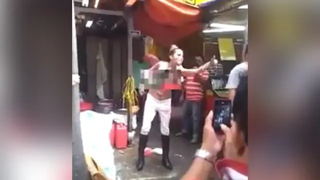 Polisi Tangkap Wanita Bertelanjang Dada di Tempat Umum 
