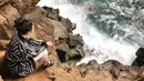 Pemilik tinggi 170 cm ini terlihat sangat tenang ketika menikmati pantai dari atas bukit. Deburan ombak seperti menenangkan pikiran Yuki. Momen Yuki Kato melepas penat dengan melihat laut ini banjir like dan komentar dari netizen. (Liputan6.com/IG/@yukikt)