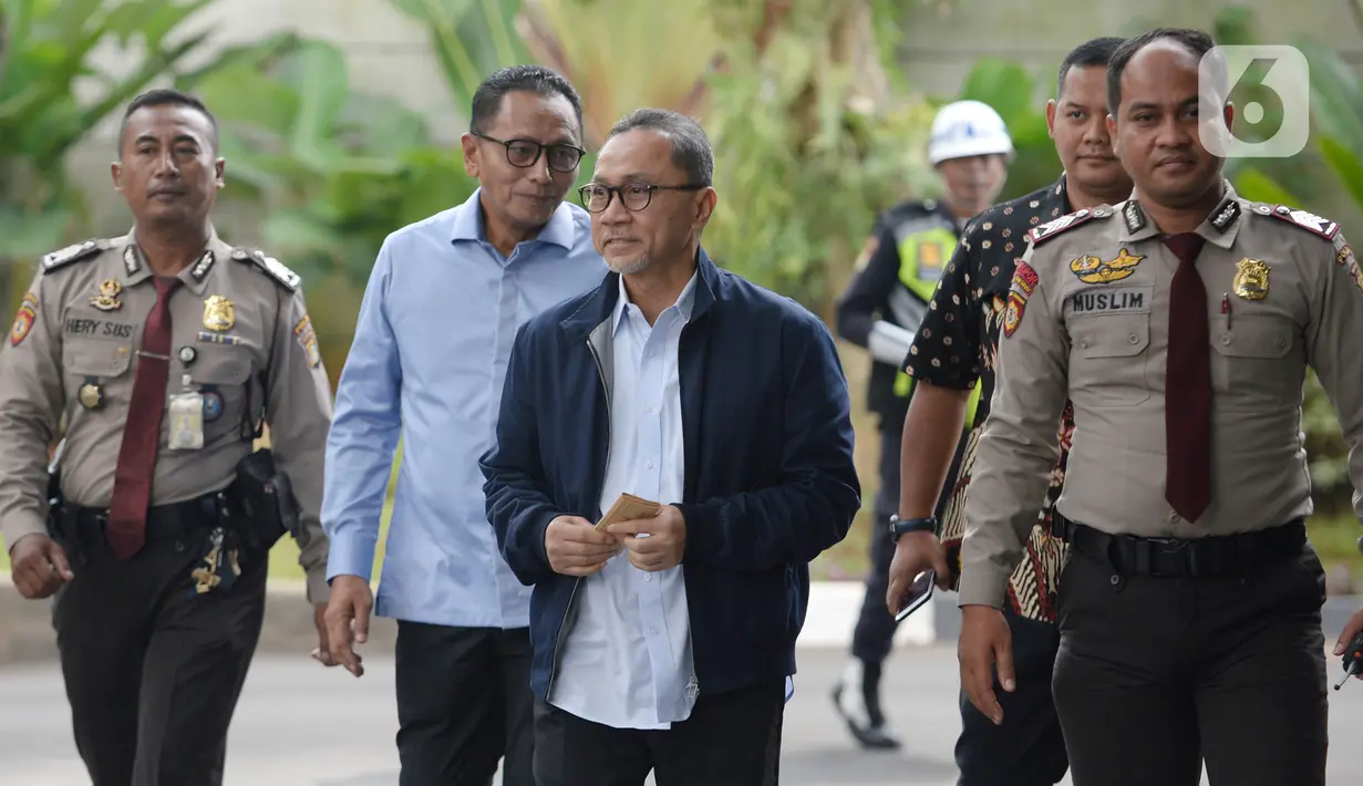 Ketua Umum PAN Zulkifli Hasan (tengah) saat tiba di Gedung KPK, Jakarta, Jumat (14/2/2020). Zulkifli Hasan diperiksa sebagai saksi untuk tersangka korporasi PT Palma Satu terkait kasus alih fungsi hutan Riau pada tahun 2014. (merdeka.com/Dwi Narwoko)