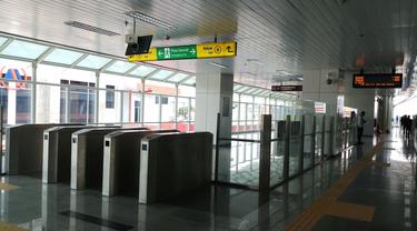Mengintip LRT Jakarta yang siap beropersi pada Maret 2019, Senin (25/2/2019). (Bawono/Liputan6.com)