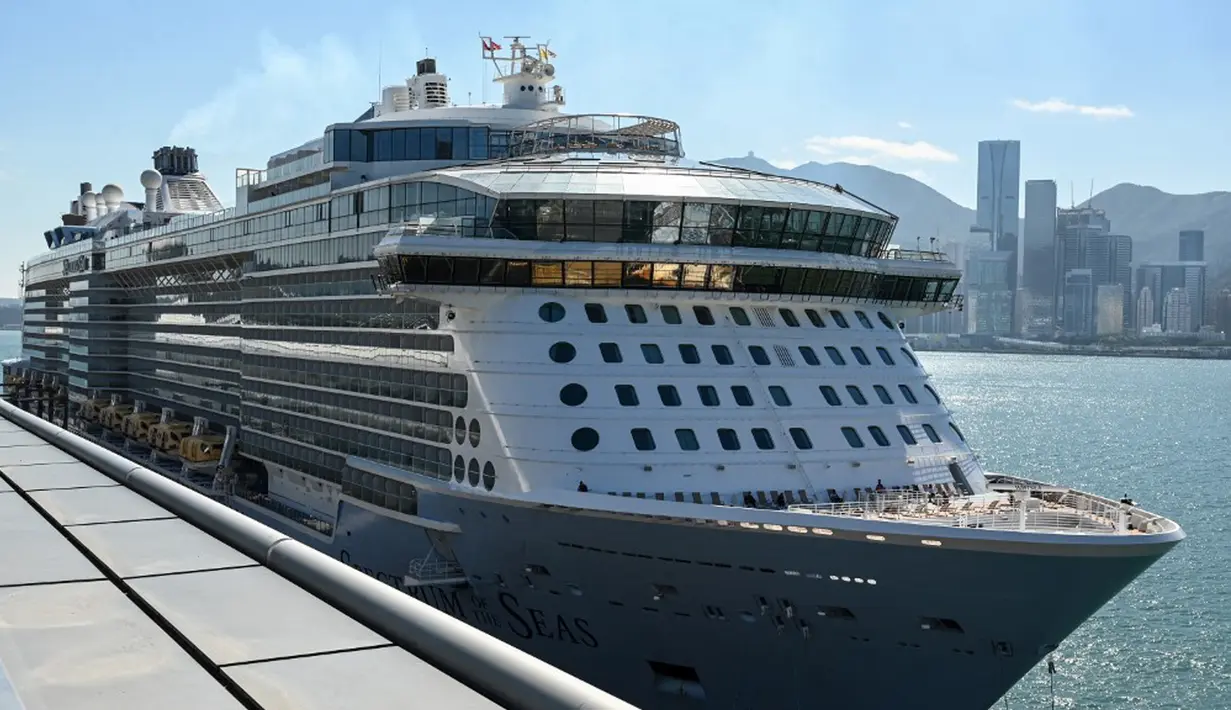 Kapal pesiar Spectrum of the Seas berlabuh di terminal di Hong Kong, Rabu (5/1/2022). Spectrum of the Seas diperintahkan kembali ke kota untuk pengujian virus corona COVID-19 setelah sembilan orang ditemukan memiliki kontak dekat dengan varian Omicron baru-baru ini. (PETER PARKS/AFP)