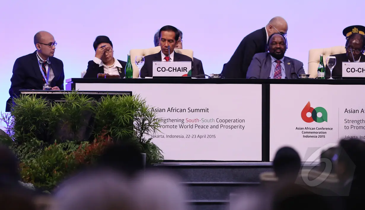 Presiden Jokowi (tengah) dan Menlu Retno Marsudi (kedua kiri) saat pembukaan Konferensi Tingkat Tinggi (KTT) Asia Afrika tahun 2015 di Jakarta Convention Center, Rabu (22/4). (Liputan6.com/Herman Zakharia)