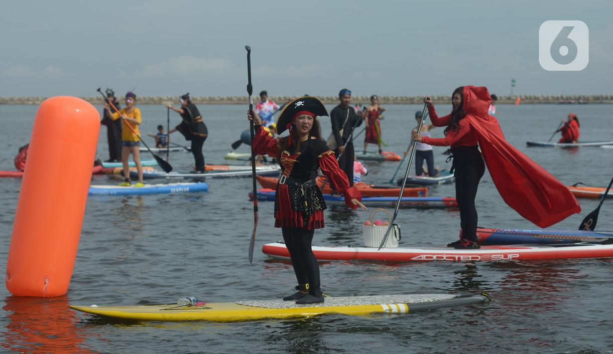 Komunitas kayak dan stand up paddle beraksi pada pembukaan Kasal CUP 2021 di Pantai Festival Ancol, Jakarta, Sabtu (27/11/2021). Kegiatan tersebut mempertandingkan berbagai jenis olahraga air seperti selam, renang, dayung, layar, jetski, dan ski air. (merdeka.com/Imam Buhori)