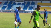 Kiper PSM Makassar, Imam Arief Fadillah (baju hijau). (Bola.com/Erwin Snaz)