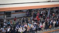 Hiruk pikuk penumpang kereta commuter line di Stasiun Tanah Abang, Jakarta, Selasa (7/10/14). (Liputan6.com/Faizal Fanani) 
