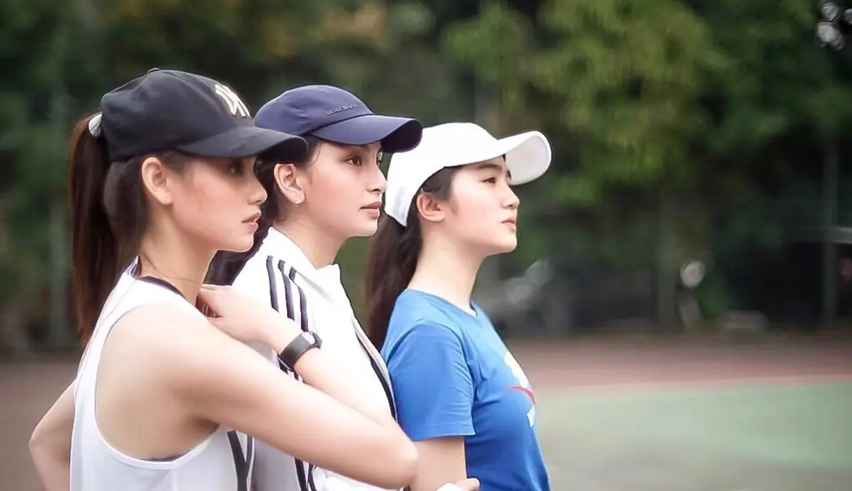 Dalam sela kesibukannya, Valerie Tifankan beberapa kali unggah momen saat main tenis bersama para sahabat. Seperti saat bersama Febby Rastanty. Keduanya cukup sering bersama dan bahkan sempat latihan menembak bareng lho. (Liputan6.com/IG/@valtifanka)