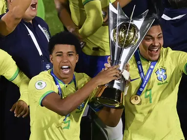 Sebagai kontestan CONMEBOL yang punya rekam jejak mentereng di Piala Dunia U-20, Timnas Brasil U-20 kali ini datang dengan sederet pemain muda berkualitas. Pasalnya, mereka memiliki dua pemain yang mumpuni untuk menjebol gawang lawan. Dua nama yang dimaksud ialah Vitor Roque (kanan) dan Andrey Santos. (AFP/Juan Barreto)