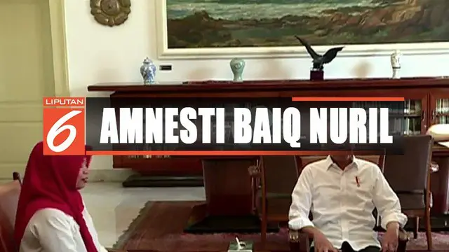 Presiden Jokowi menyerahkan secara langsung surat keputusan pemberian amnesti kepada Baiq Nuril.
