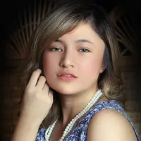 "Dia sering main ke apartemen. Jadi kalau datang ke apartemen, seharian gitu ama Sienna. Kita juga sering jalan-jalan ke mall bertiga," kata perempuan yang belum lama membelikan rumah ayahnya. (Andy Masela, Digital Imaging: Muhammad Iqbal Nurfajri)