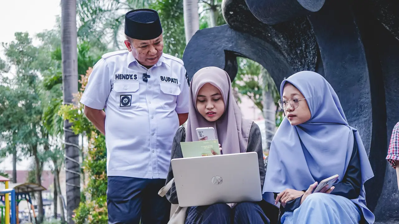 Bupati Jember Hendy Siswanto tinjau langsung pemanfatan Wifi gratis di Alun-Alun Jember (Istimewa)