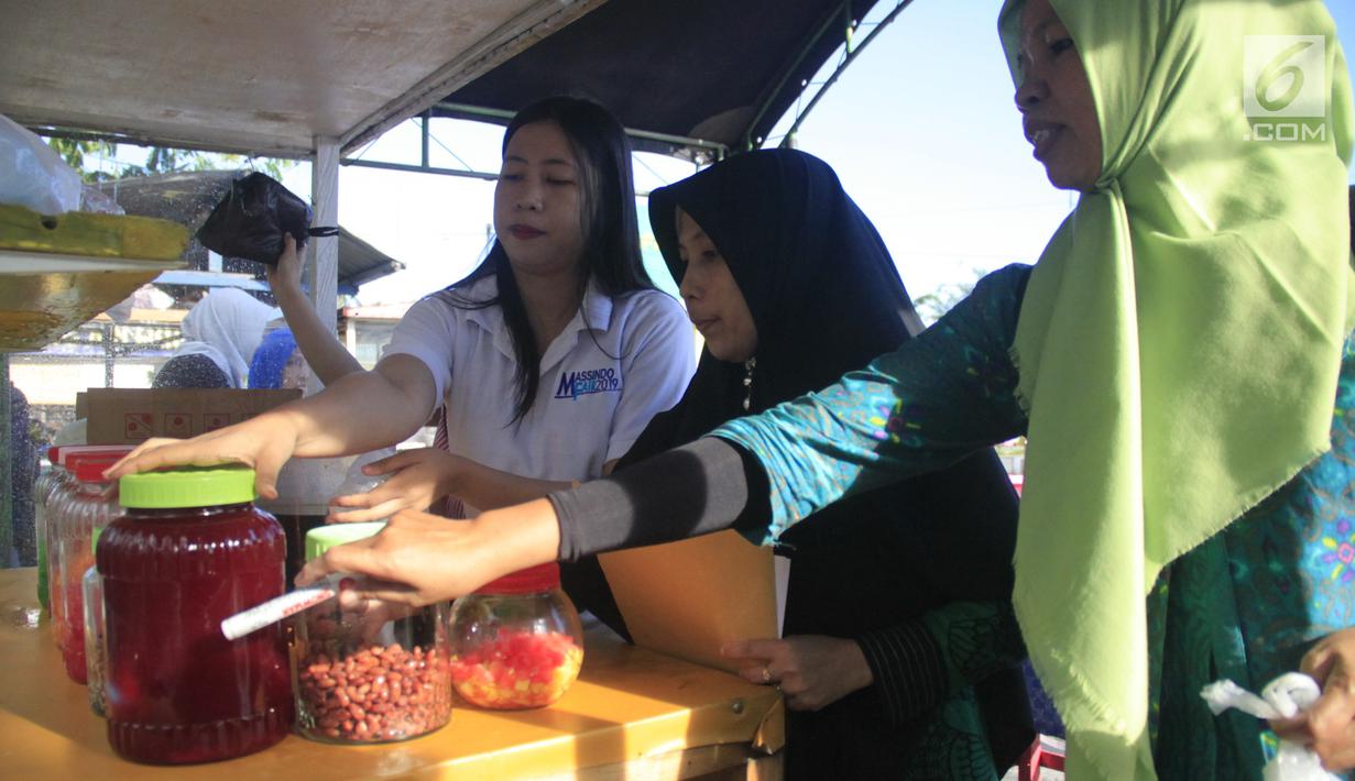 Petugas BPOM Gorontalo memeriksa makanan berbuka puasa atau takjil saat melakukan inspeksi di sejumlah tempat di Kabupaten Gorontalo, Selasa (14/5/2019). BPOM Gorontalo melakukan pemeriksaan terhadap 23 sampel makanan. (Liputan6.com/Arfandi Ibrahim)