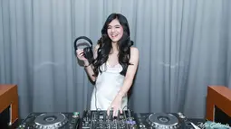 Penampilan baru DJ Una ini juga ramai mendapat pujian dari netizen. (FOTO: instagram.com/putriuna)