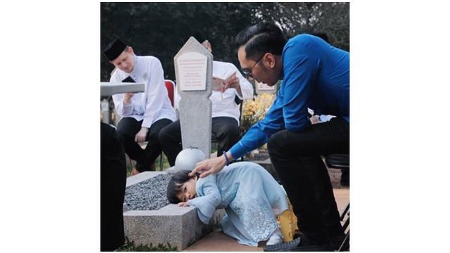 Momen Haru Gayatri di Pusara Ani Yudhoyono