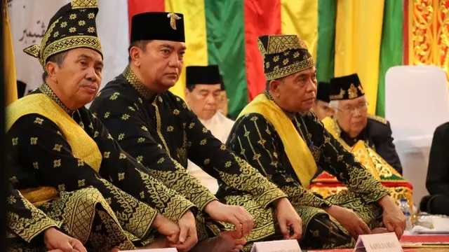 Kapolda Riau Irjen Mohammad Iqbal dalam proses penabalan gelar adat sebagai Datuk Seri Jaya Perkasa Setia Negeri.