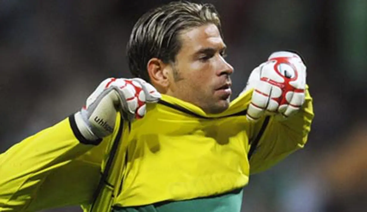 Werder Bremen's goalkeeper Tim Wiese during the UEFA Cup semi-final match Werder Bremen vs Hamburger SV at Weser-Stadion in Bremen on April 30, 2009. Hamburg won 0-1. AFP PHOTO/JOHN MACDOUGALL 