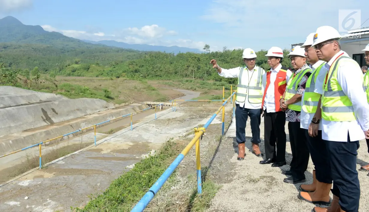 Presiden Jokowi saat meninjau pembangunan bendungan di Cibeureum, Kuningan, Jawa Barat, Jumat (25/5). Jokowi menegaskan Perpres Antiterorisme untuk mengatur pelaksanaan teknis. (Liputan6.com/Pool/Biro Pers Setpres)