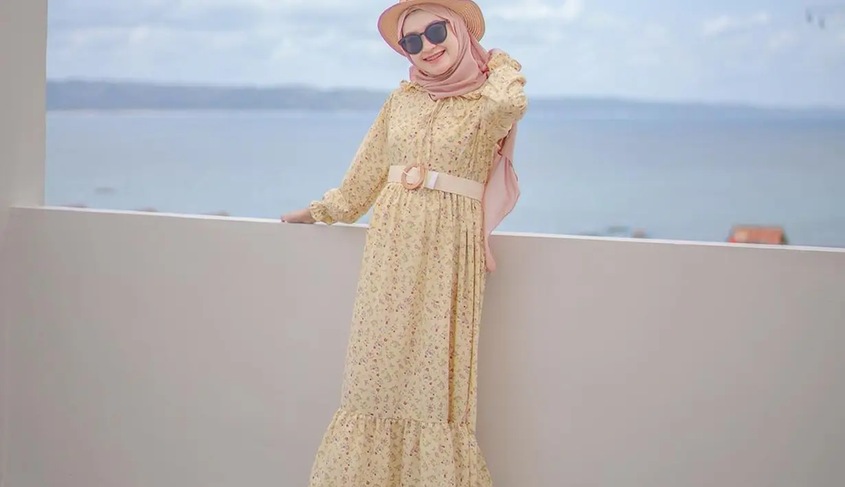 Selebgram hits Bandung bernama Sari Endah Pratiwi selalu sukses curi perhatian berkat gaya penampilannya yang konsisten menawan. Seperti saat perempuan yang akrab disapa Saritiw mengenakan outfit warna kuning yang membuatnya kian cantik memesona. (Liputan6.com/IG/@saritiw)