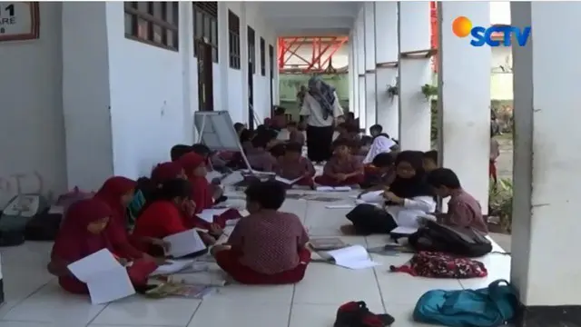 Sekolah Disegel, Siswa SD Negeri 11  Parepare Belajar Di Teras