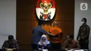 Wakil Ketua KPK, Lili Pintauli Siregar (tengah) menyampaikan rilis penahanan tersangka kasus suap kerjasama pengangkutan bidang pelayaran di Gedung KPK, Jakarta, Jumat (26/6/2020). Direktur PT Humpuss Transportasi Kimia (HTK) Taufik Agustono resmi ditahan KPK. (Liputan6.com/Helmi Fithriansyah)