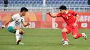 Pemain Timnas Indonesia U-20 Dzaky Asraf berebut bola dengan pemain Suriah U-20 Hozan Rawan pada laga matchday kedua Grup A Piala Asia U-20 2023 di Lokomotiv Stadium, Tashkent, Uzbekistan, Sabtu (4/3/2023). Timnas Indonesia U-20 memetik tiga poin krusial atas Suriah sekaligus menghidupkan kans untuk lolos ke babak perempat final Piala Asia U-20 2023. (FOTO: Dok. PSSI)