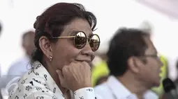 Menteri Kelautan dan Perikanan, Susi Pudjiastuti mengenakan kacamata hitam ketika meninjau reklamasi Teluk Jakarta, Rabu (4/5). Seperti biasa, Menteri Susi memang selalu berpenampilan berbeda dari yang lainnya.  (Liputan6.com/Faizal Fanani)