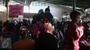 Anak-anak mengantri saat kegiatan pasar murah di Jakarta, (12/6). Pasar murah diselenggarakan oleh Yayasan Hati Suci. (Liputan6.com/Faizal Fanani)