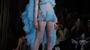 Model berpose di atas catwalk saat memakai busana Spring/Summer 2019 kreasi perancang Pam Hogg selama London Fashion Week di London (14/9). Pam Hogg menampilkan busana Spring/Summer 2019 tembus pandang. (Photo by Vianney Le Caer/Invision/AP)