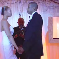 Kebahagian sedang berpihak pada Beyonce dan Jay Z. Selain menunggu kelahiran anak ke-2, pasangan ini juga merayakan ulang tahun pernikahannya yang ke-9. (doc.usmagazine.com)