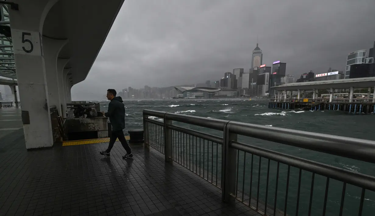 Hong Kong terakhir kali mengibarkan sinyal peringatan T10 untuk Topan Super Saola pada 2023 silam. (Peter PARKS/AFP)