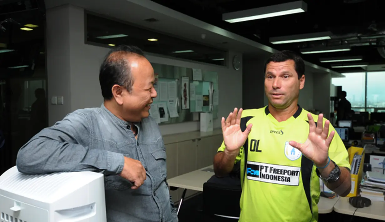 Pelatih Persipura, Oswaldo Lessa (kanan) berbincang dengan Pemred Liputan6.com, Mohamad Teguh di ruang redaksi Liputan6.com di Jakarta, Selasa (17/2). Lessa berkunjung di sela-sela latihan tim Mutiara Hitam di Jakarta. (Liputan6.com/Helmi Fithriansyah)