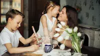 Ilustrasi orang tua yang bahagia saat mengasuh anak. Credits: pexels.com by Elina Fairytale