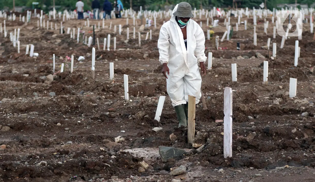 Petugas pemakaman berjalan di antara makam di TPU Khusus COVID-19 Rorotan, Jakarta, Rabu (11/8/2021). Sejak awal pandemi COVID-19 Maret 2020 lalu hingga Rabu (11/8/2021), ada 112.198 orang di Indonesia meninggal dunia akibat terpapar COVID-19. (Liputan6.com/Helmi Fithriansyah)